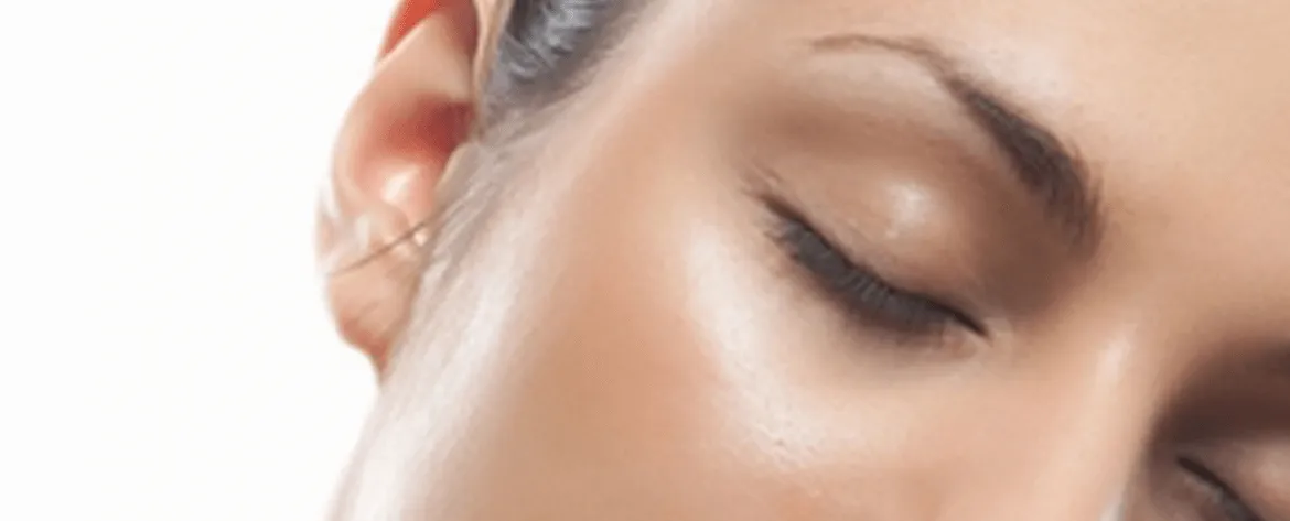 El rejuvenecimiento del lóbulo auricular o lobuloplastia, en el rejuvenecimiento facial