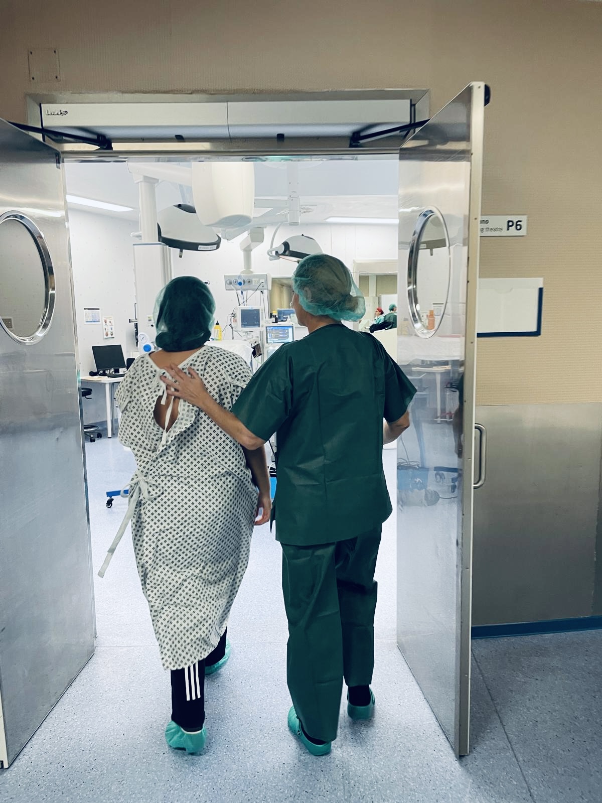 Pasillo del hospital hacia el quirófano, camino que la Dra. Durbán hace junto a cada paciente
