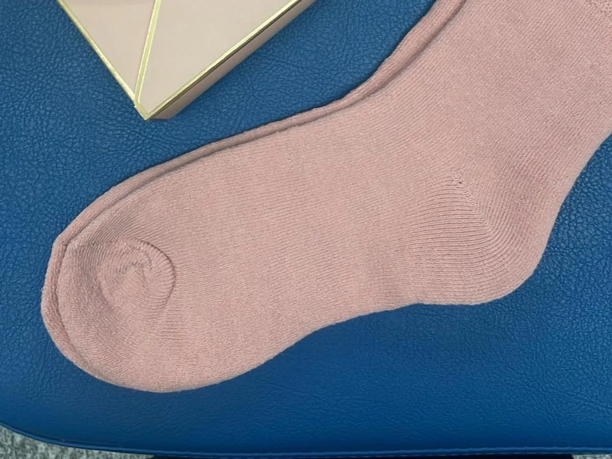Calcetines calentitos rosados que la clínica entrega para que la paciente no pase frío en quirófano