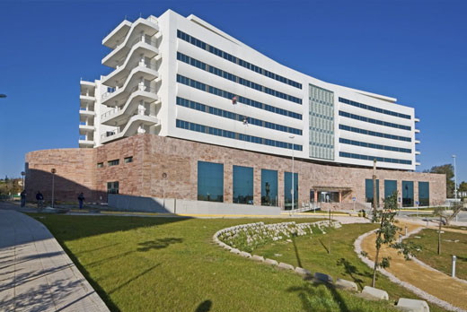 Hospital Vithas Sevilla — Fachada en Castilleja de la Cuesta